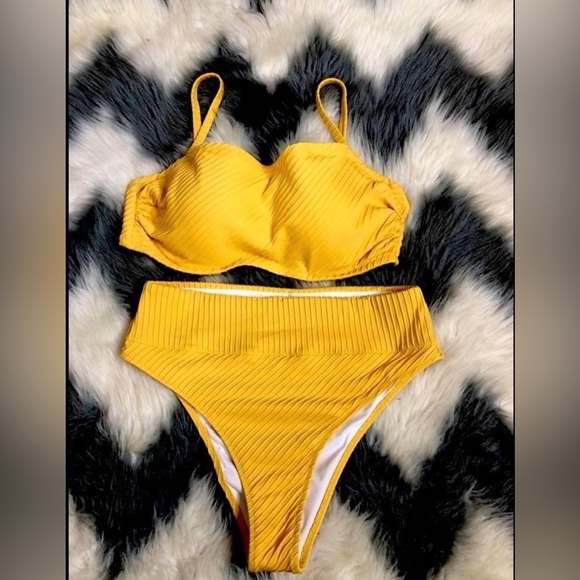 NWOT Women’s bikini top and bottom. - Picture 1 of 4